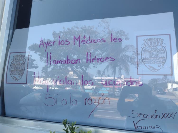 Con bloqueo, protestan trabajadores del ISSSTE en Veracruz (+Video)