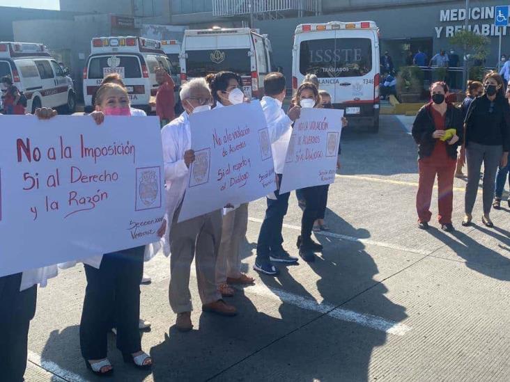 Con bloqueo, protestan trabajadores del ISSSTE en Veracruz (+Video)