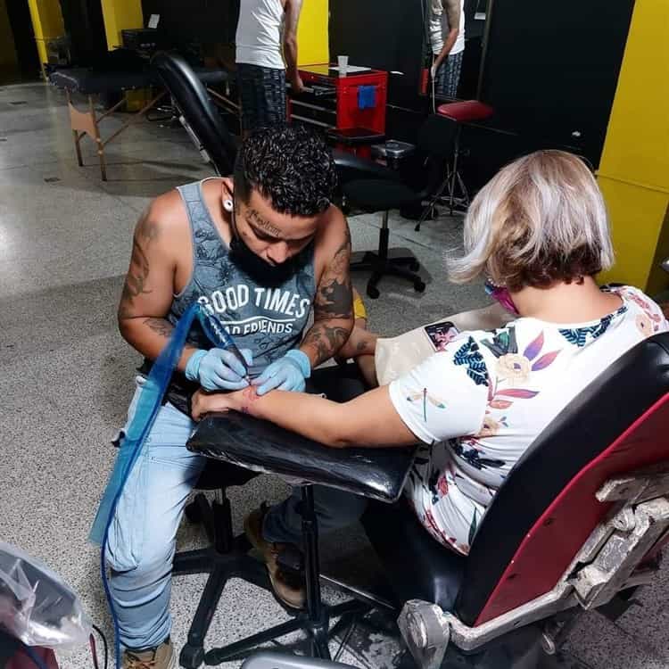 Tatuadores invitan a colecta para comprar insumos y reconstruir pezón a mujeres tras cirugía por cáncer