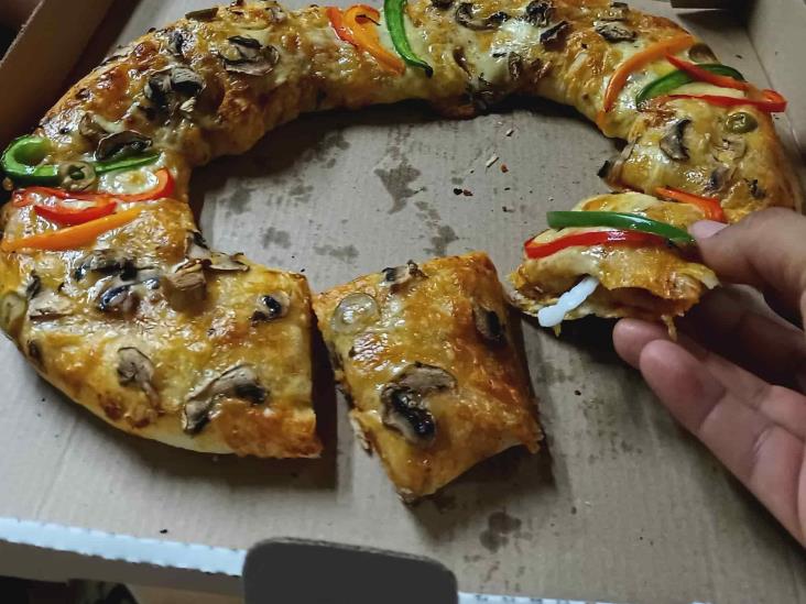 ¿De pepperoni o de pan? Crean la “pizza rosca” en Veracruz por día de Reyes Magos