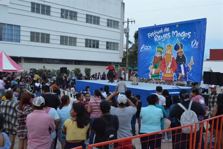 Reyes Magos llevan alegría a los pequeños en Boca del Río con juguetes y rosca de reyes