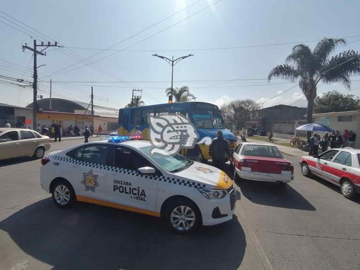 Chocan autobús y taxi en calles de Orizaba; una mujer herida