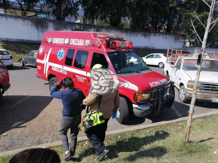 Chocan autobús y taxi en calles de Orizaba; una mujer herida