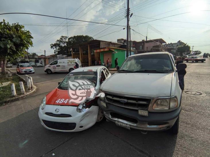 Familia de Sayula, herida en choque en calles de Acayucan
