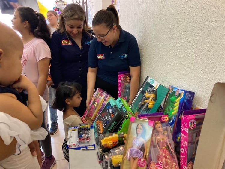 Lleva Imagen de Veracruz regalos y rosca de Reyes a niños de AMANC