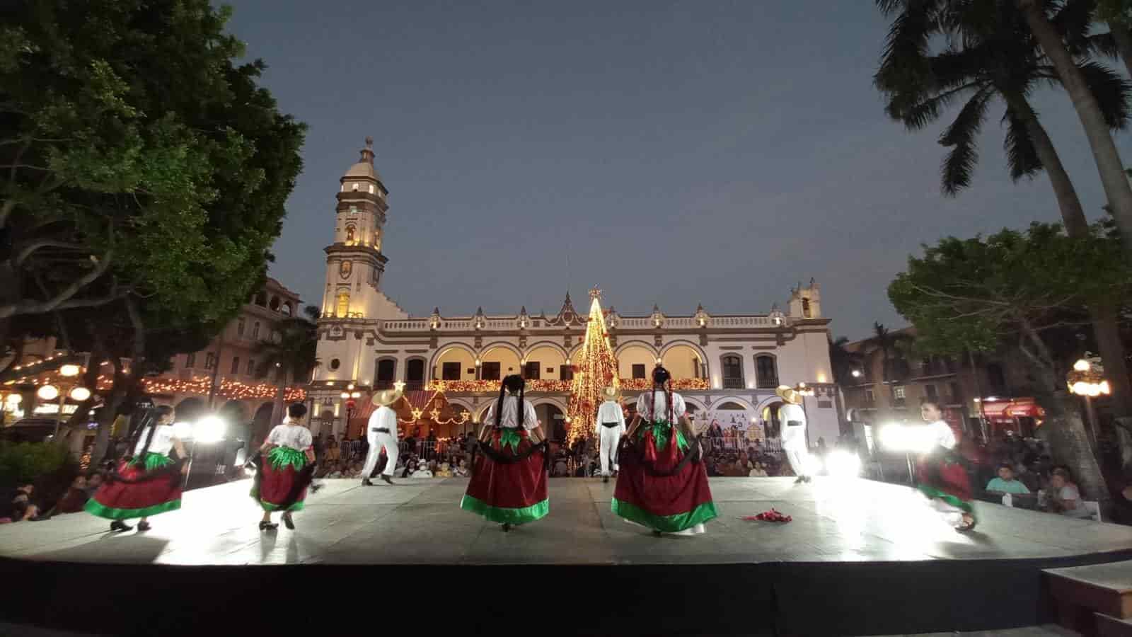 Celebran Día de Reyes en el Zócalo con gala folcórica infantil