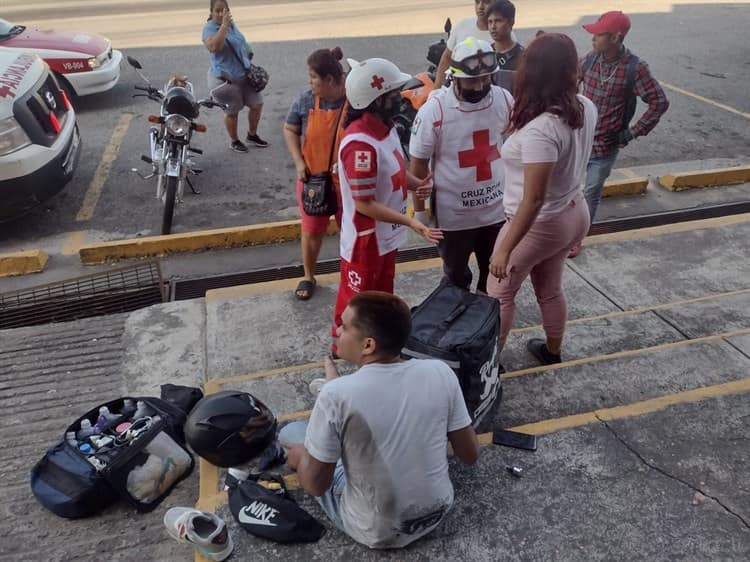 Automovilista tira a pareja de repartidores en Veracruz