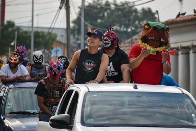 Pentagoncito y Madness llevan lucha libre a niños de Tlalixcoyan por Día de Reyes Magos