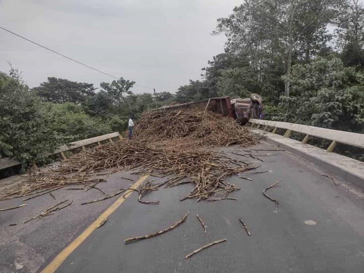 Vuelca camión cargado de caña de azúcar en el tramo Cosamaloapan-Tuxtepec