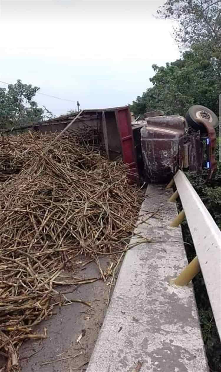 Vuelca camión cargado de caña de azúcar en el tramo Cosamaloapan-Tuxtepec