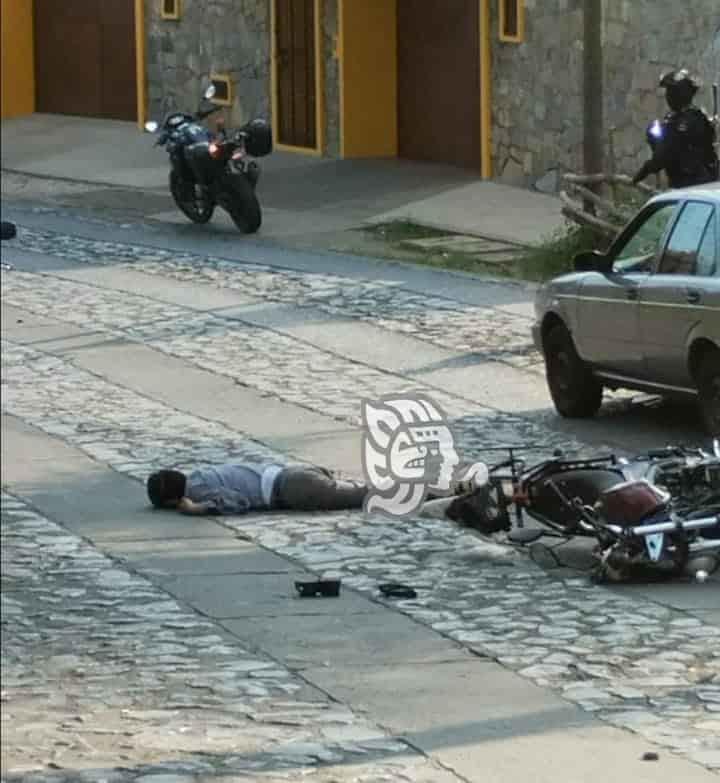 Motociclista derrapa en Calzada Morelos de Fortín