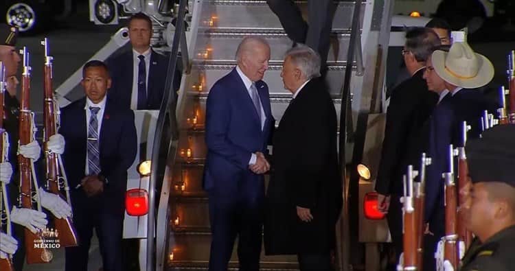 Biden llega a México; inicia conversaciones con AMLO en La Bestia (+Video)