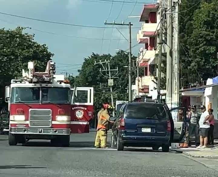 Sobrecalentamiento en camioneta provoca conato de incendio en Cardel