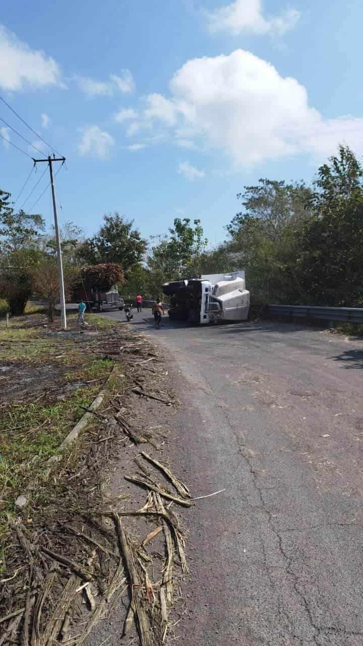 Vuelca camión cargado de caña de azúcar en Úrsulo Galván