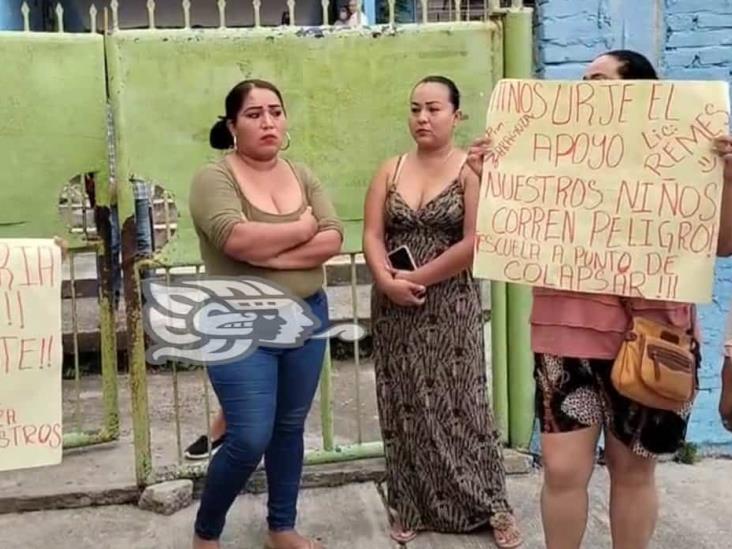 Protestan madres de familia por malas condiciones de primaria en Poza Rica