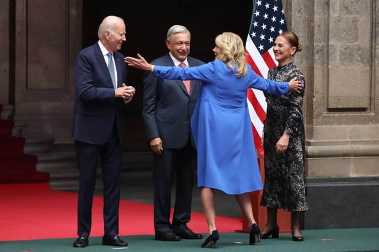 Con abrazo, destacan Jill Biden y Beatriz Gutiérrez amistad entre México y Estados Unidos