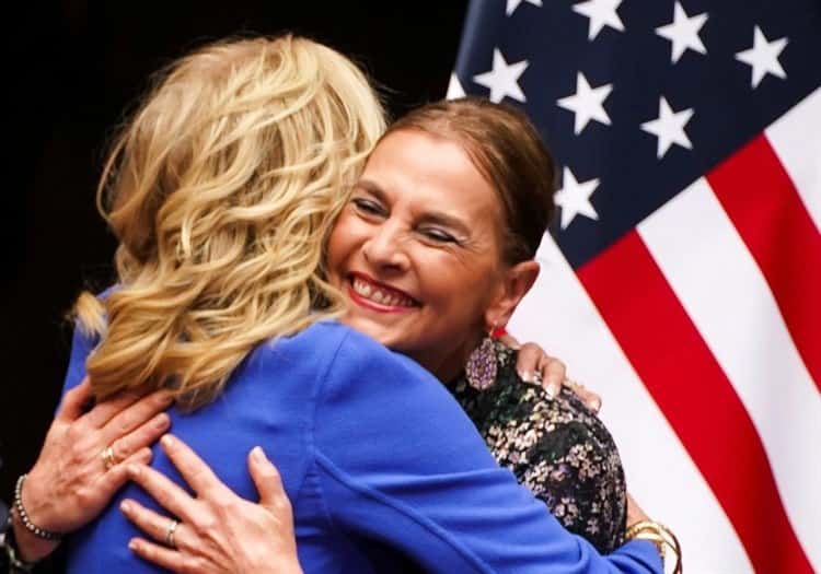 Con abrazo, destacan Jill Biden y Beatriz Gutiérrez amistad entre México y Estados Unidos