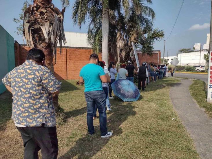 Largas filas para pagar el predial en módulo de Puente Moreno, en Medellín (+Video)