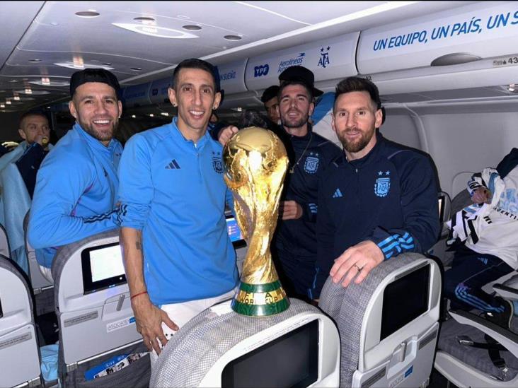 Messi comparte fotos dentro del avión de Qatar a Argentina