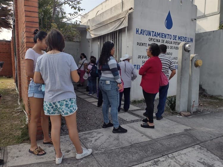Largas filas para pagar el predial en módulo de Puente Moreno, en Medellín (+Video)