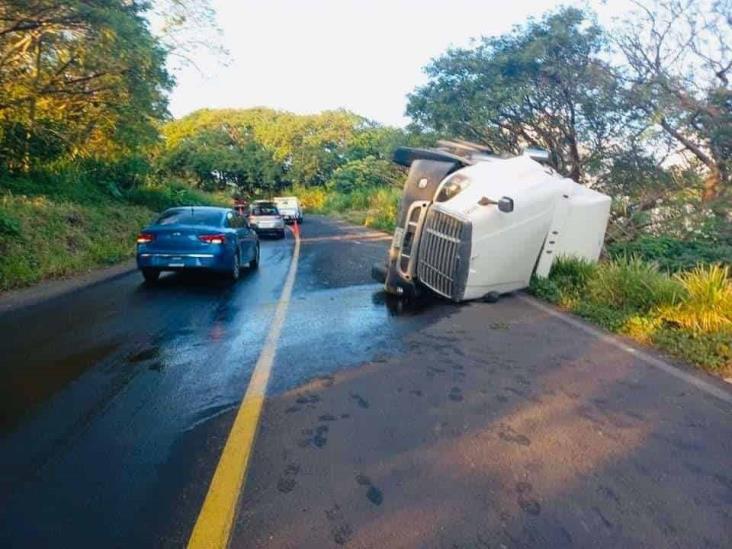 Tráiler vuelca entre Santiago Tuxtla y Ángel R. Cabada