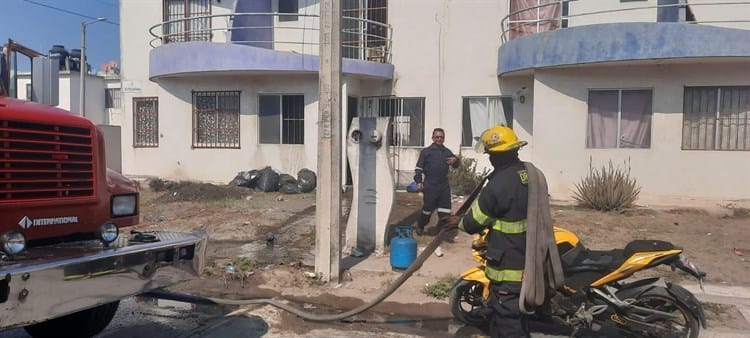 Se incendia casa en el fraccionamiento Los Torrentes en Veracruz; bomberos ayudan a sofocar las llamas