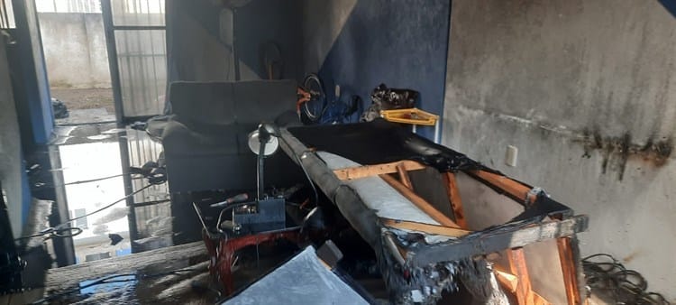 Se incendia casa en el fraccionamiento Los Torrentes en Veracruz; bomberos ayudan a sofocar las llamas
