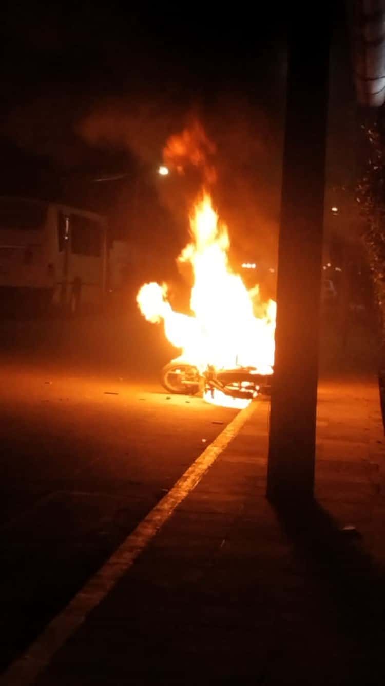 ¡Sin control! Incendian motopatrulla en Rafael Delgado (+Vídeo)
