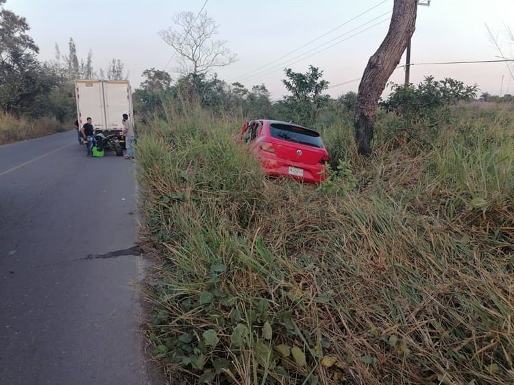 ¡Se sale del camino! Por librar la camioneta, automóvil sufre accidente en Manlio Fabio Altamirano