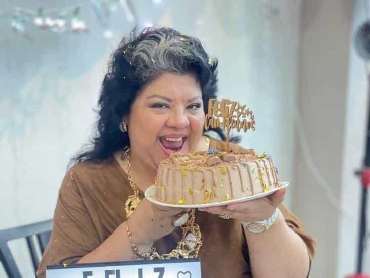 Isabel Alvarado apaga una velita más en su pastel