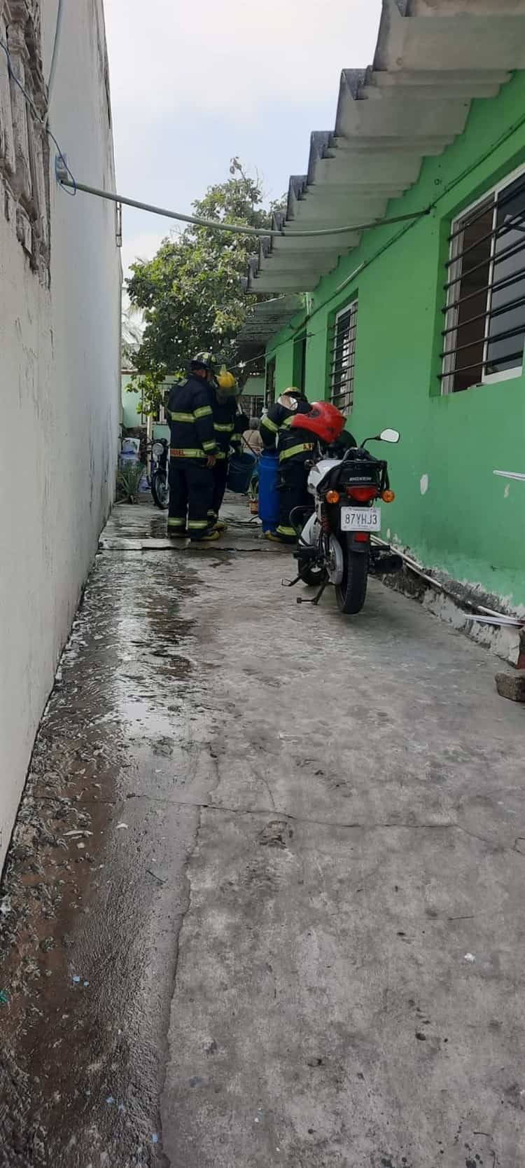 ¡Se les cae el tanque! Bomberos controlan fuga de gas en una vivienda en Veracruz