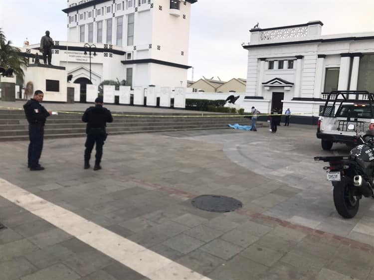 Hallan a persona sin vida en plaza de la República en Veracruz
