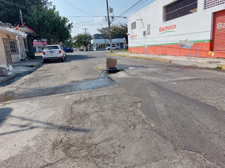 Agua brota de bache en calles céntricas de Veracruz; urgen reparación a Grupo MAS
