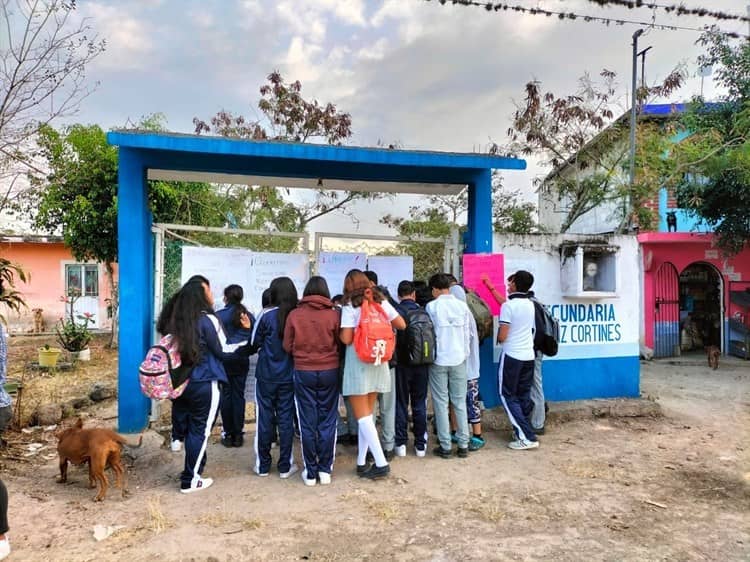 Denuncian falta de maestros en telesecundaria de Coatepec; amagan con bloqueos