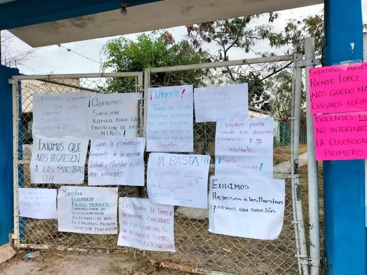 Denuncian falta de maestros en telesecundaria de Coatepec; amagan con bloqueos