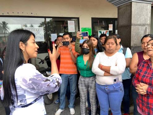 Impiden entrada de la alcaldesa Lorena Sánchez al Palacio Municipal de Sayula