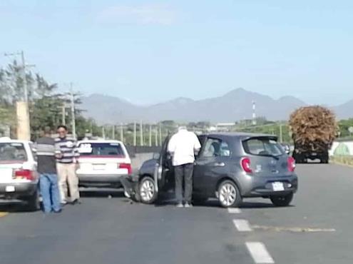 Taxi choca contra un automóvil particular en Cardel
