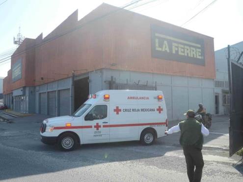 Viga aplasta piernas de trabajador en tienda de materiales en Veracruz
