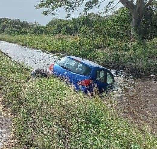 Cae maestra a canal de agua con todo y auto en Tlalixcoyan