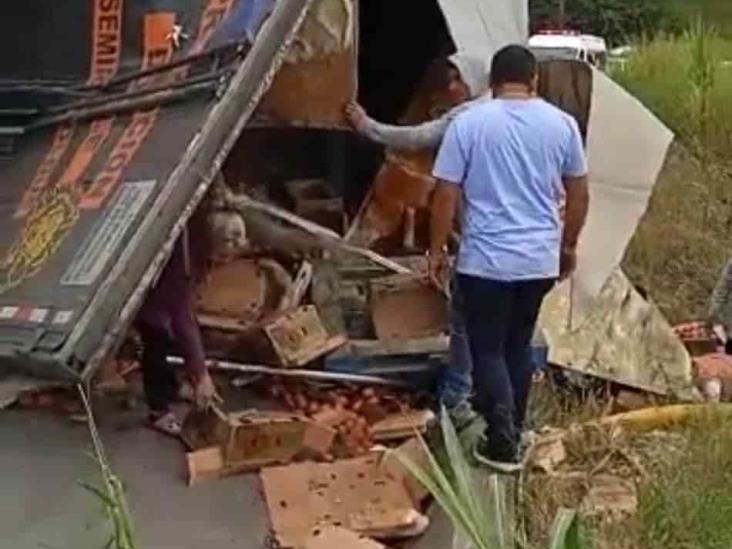 Hacen rapiña tras volcadura de camión cargado de frutas y verduras en Amatlán