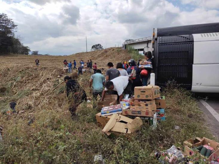 Hacen rapiña tras volcadura de camión cargado de frutas y verduras en Amatlán