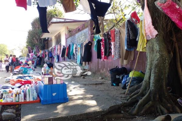 Hacen tianguis de ropa, para subsistir en Coatzacoalcos