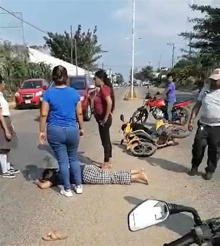Mujeres a bordo de sus motocicletas chocan en Tres Valles