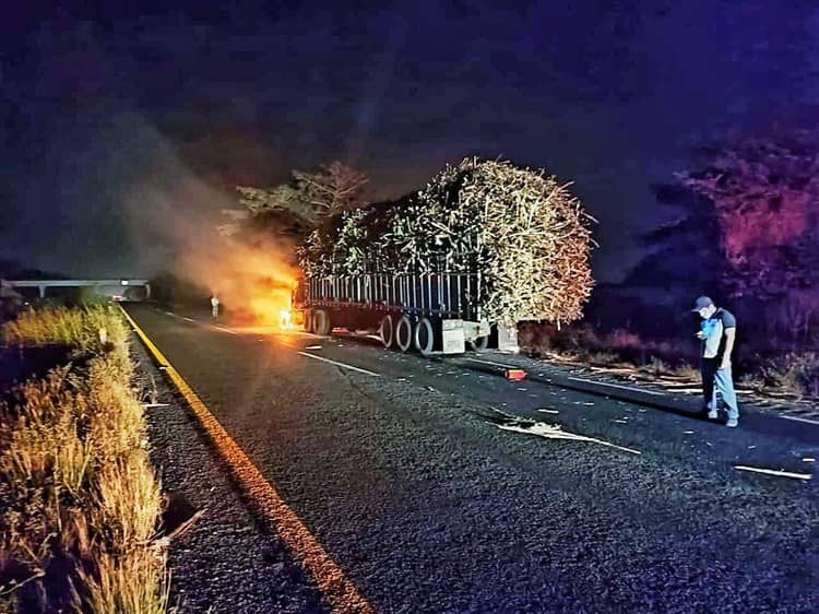 Se incendia camión cañero sobre la autopista Tinaja-Cosamaloapan
