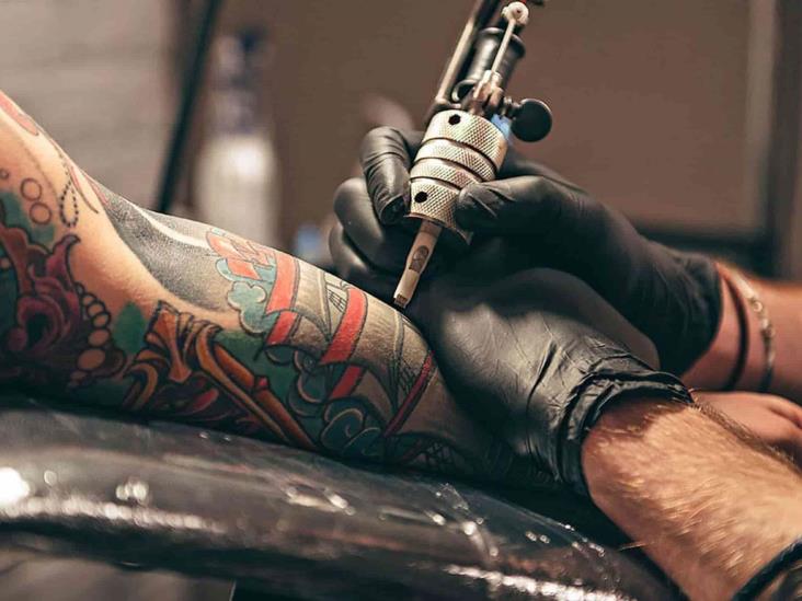 Adolescentes se valen de piercings y tatuajes como expresión y crítica social
