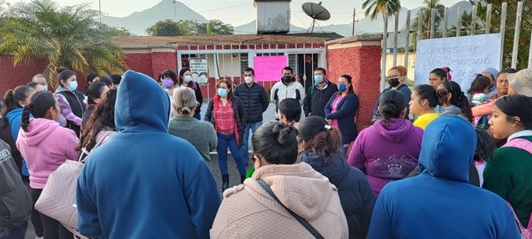Padres de familia toman telesecundaria de Ixtaczoquitlán; exigen un maestro