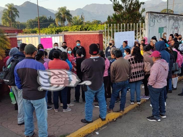 Padres de familia toman telesecundaria de Ixtaczoquitlán; exigen un maestro