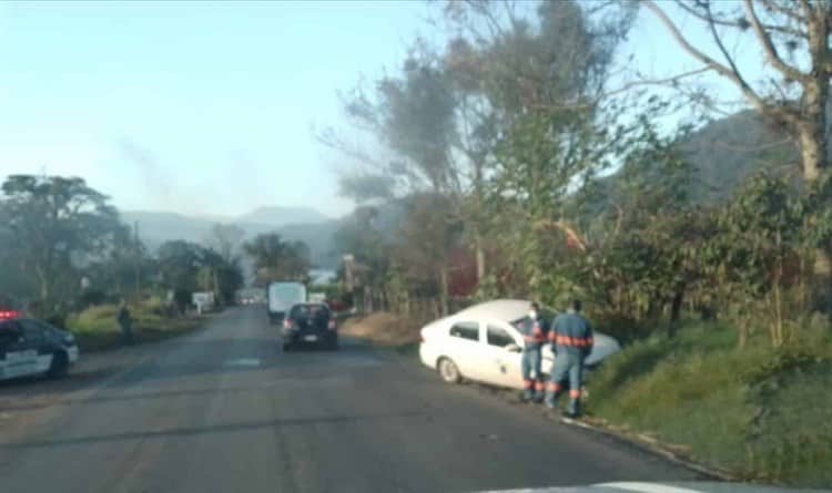 Auto invade carril contrario y se sale de la carretera Orizaba-Córdoba