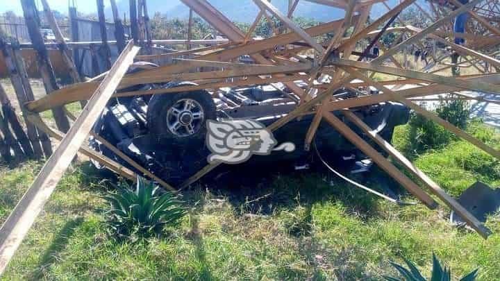 Camioneta choca y derriba torre de la CFE en Nogales