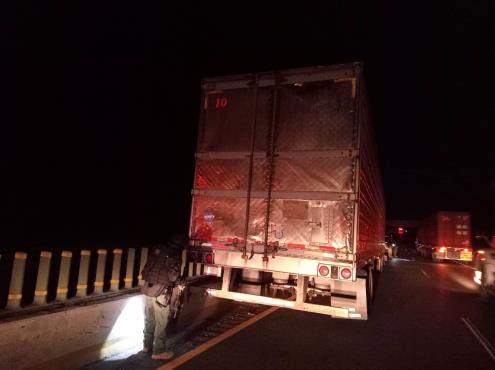 Asegura SSP tráiler con valor de 45 mdp sobre la autopista Córdoba-Veracruz